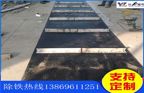 不銹鋼除鐵器皮帶廠家服務湖南皮帶懸掛式除鐵器，除鐵器卸鐵皮帶主要是安裝在各個型號的電磁、永磁自卸式除鐵器上，當輸料皮帶上的散狀物料經(jīng)過自卸除鐵器底部時，混雜在物料中的鐵磁性雜質(zhì)在除鐵器磁芯強大的磁場力作用下被吸附到除鐵器卸鐵皮帶上，由不停運轉(zhuǎn)的卸鐵皮帶將吸附住的鐵雜質(zhì)刮出，卸進集鐵箱，從而達到自動連續(xù)除鐵的目的。無需人工清理，實現(xiàn)了自動化除鐵。  一、不銹鋼除鐵器皮帶廠家服務湖南皮帶懸掛式除鐵器選型指南：  1.提供卸鐵皮帶準確的帶寬、周長及厚度。  2.了解清楚所需卸鐵皮帶為一次性成型的環(huán)帶還是帶接頭式的，其次確認卸鐵刮板為膠條一體式刮板還是不銹鋼刮板。  注：一般情況下，除鐵器生產(chǎn)廠家在生產(chǎn)除鐵器時用的是一次性成型的環(huán)帶，但用戶在后期更換時，一次性成型的環(huán)帶不方便更換及安裝，需將除鐵器大拆大卸，套上卸鐵皮帶之后，然后重新組裝，更換非常麻煩。帶接頭式的卸鐵皮帶就很大程度上解決了這一問題，省去了拆裝除鐵器的過程，只需要將皮帶安裝之后在接頭處對接即可,省時省力，結(jié)實耐用。  二、不銹鋼除鐵器皮帶廠家服務湖南皮帶懸掛式除鐵器  除鐵器接通電源后，勵磁系統(tǒng)產(chǎn)生強大的磁場，當輸送機械上的散狀物料經(jīng)過除鐵器下方時，混雜在物料中的鐵磁性雜物，在除鐵器磁場力作用下被不斷吸起(鐵磁性雜物重量為0.1-25kg)，吸附在除鐵器下表面上，當需要除去吸附在除鐵器上的鐵磁性雜物時，可將除鐵器移至集鐵箱上方，切斷勵磁電源設(shè)備磁場消失，鐵磁性雜物在重力作用下掉入集鐵箱中。