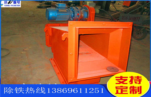 海南超強(qiáng)磁液體管道除鐵器_海南超強(qiáng)磁液體管道除鐵器批發(fā)價(jià)格_使用說明書原理型號，強(qiáng)磁除鐵器中的核心部件永磁體是以釹鐵硼稀土材料加工而的，很多人好奇那么除鐵器中的永磁體的磁性到底能維持多久呢?若是照正常的存儲(chǔ)條件的話，永磁鐵10年時(shí)間損失的磁場強(qiáng)度也不應(yīng)該超出1%。不過實(shí)際使用中，卻是有如下情況會(huì)大大加速強(qiáng)磁除鐵器磁力的衰減速度：  一、海南超強(qiáng)磁液體管道除鐵器_海南超強(qiáng)磁液體管道除鐵器批發(fā)價(jià)格_使用說明書原理型號  1、 過高的溫度：強(qiáng)磁除鐵器所處的周圍環(huán)境溫度如果高于釹鐵硼材料的穩(wěn)定溫度范圍就會(huì)加速其失磁，熱量會(huì)顯著降低永磁體的磁性。標(biāo)準(zhǔn)的釹鐵硼稀土材料的最高穩(wěn)定溫度為80℃。耐高溫永磁體一般在140℃。而鋁鎳鈷永磁體的最高使用溫度能都達(dá)到540℃，釤鈷永磁體及鐵氧體差不多是300℃。  3、 物理損傷：強(qiáng)磁除鐵器所用永磁材料的物料特性決定了，其整體是較為脆弱的，若是受到外力的撞擊很容易出現(xiàn)斷裂。受到外力損傷破損之后的釹鐵硼永磁體，磁性將會(huì)下降。  3、 焊接工藝：強(qiáng)磁除鐵器制造或安裝時(shí)永磁體周圍的焊接操作也會(huì)導(dǎo)致其磁性能下降，這一般是因?yàn)楹附舆^程中產(chǎn)生的熱量或電流所導(dǎo)致的。  4、 有液體侵蝕：若是強(qiáng)磁除鐵器的外殼受損，潮濕的空氣就有可能進(jìn)入設(shè)備內(nèi)，跟永磁鐵的鍍層相接觸，久而久之就會(huì)讓磁性材料產(chǎn)生氧化，進(jìn)而造成其磁性能的衰減。